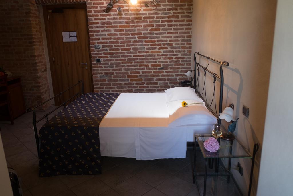 Hotel Le Botti Guarene Extérieur photo